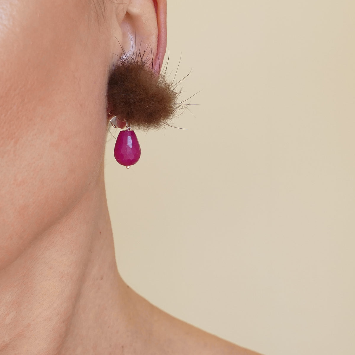 Ohrclips Fell Pelz Bommel In Braun Farbe Mit Grüne Olive Jade Stein Und Pink Jade