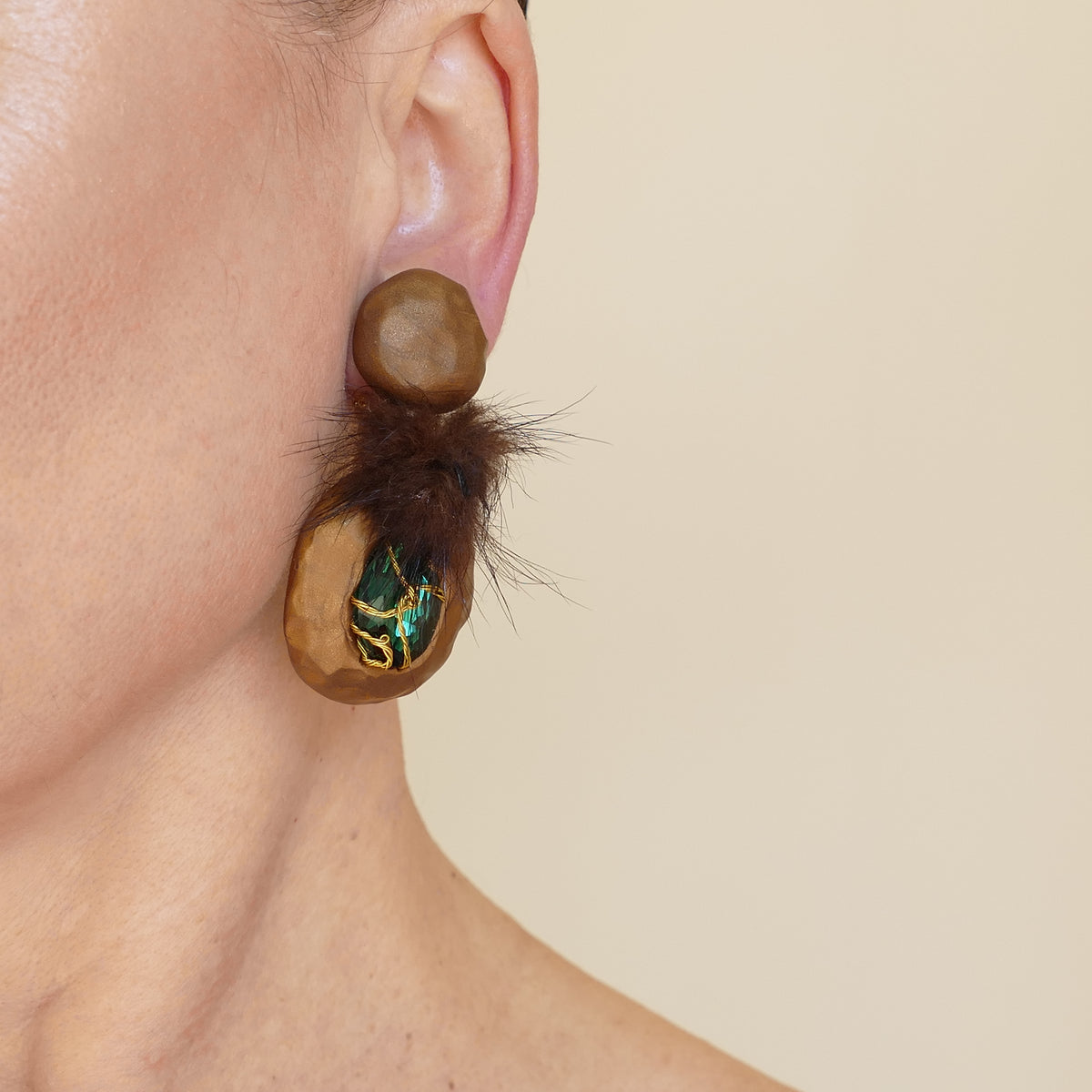 Das Erbe von Pará Ohrringe Ohrclips Gold-Bronze Farbe Mit Großer Grüne Kristall Und Braun Fell