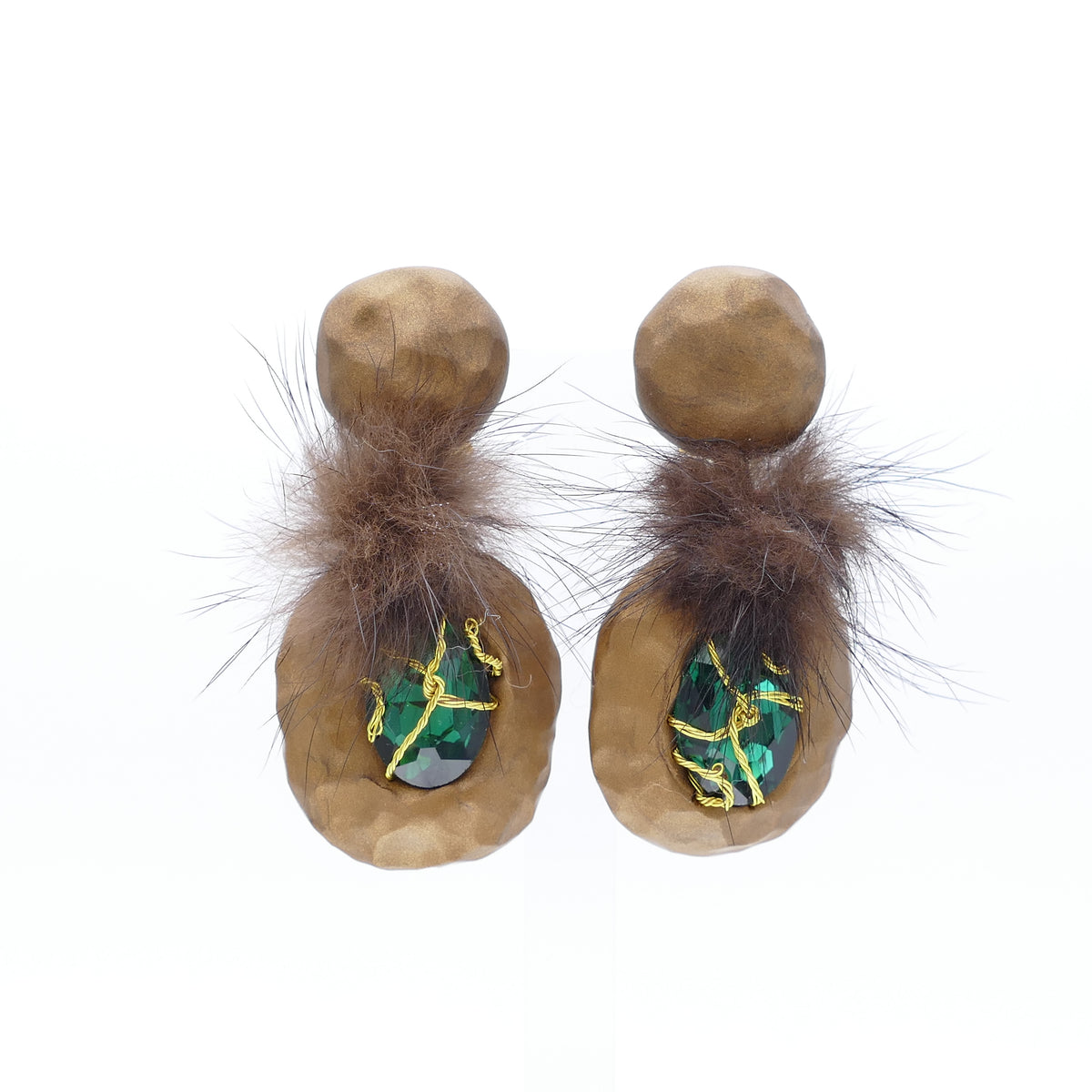 Das Erbe von Pará Ohrringe Ohrclips Gold-Bronze Farbe Mit Großer Grüne Kristall Und Braun Fell