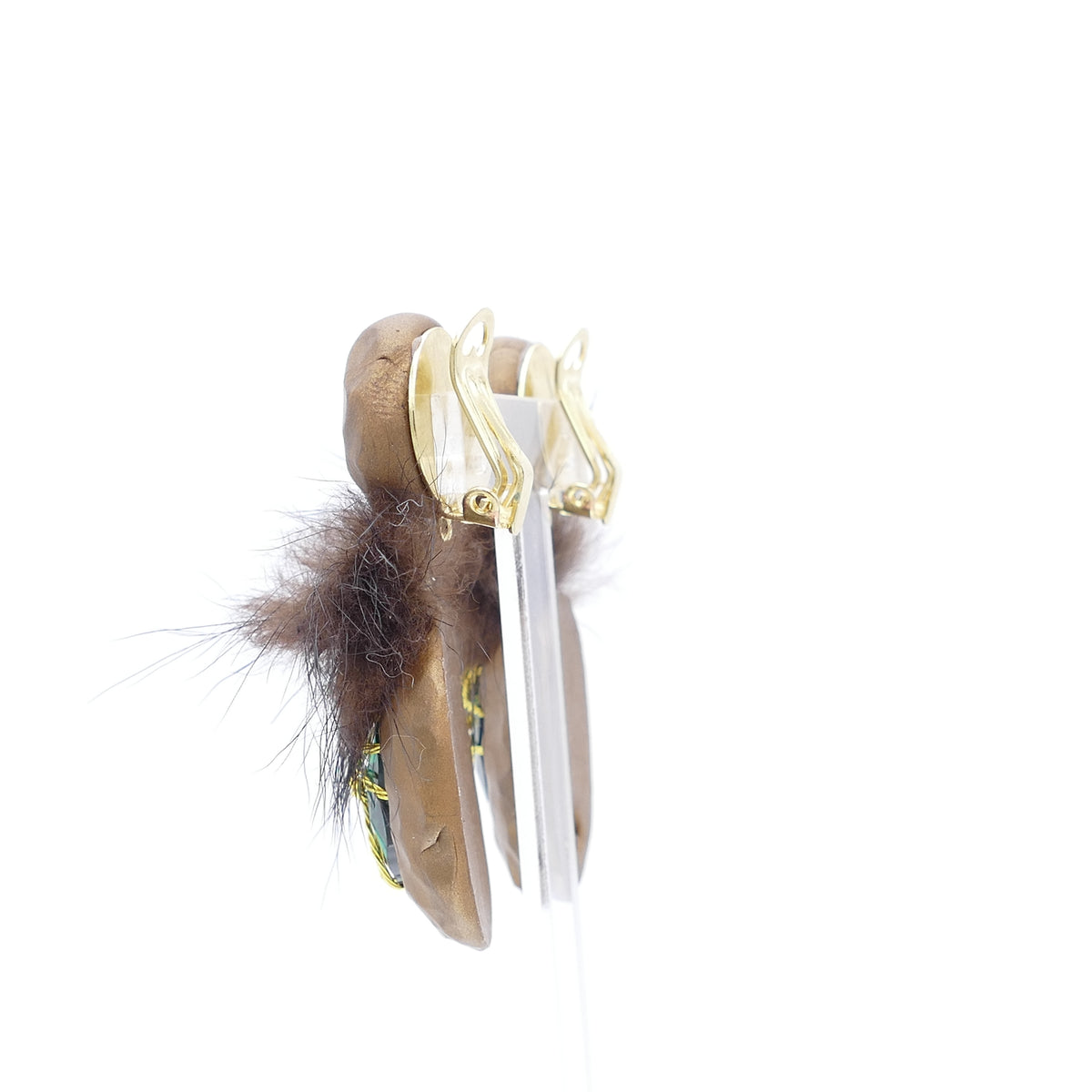 Das Erbe von Pará Ohrringe Ohrclips Gold-Bronze Farbe Mit Großer Grüne Kristall Und Braun Fell