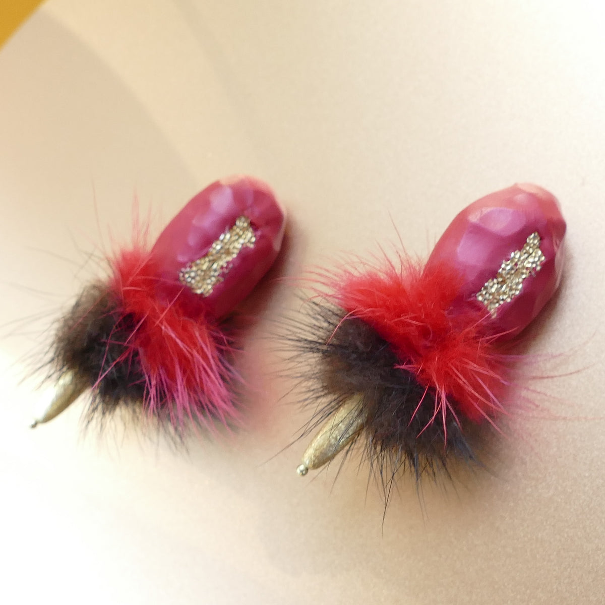Orange Rot Ohrclips Mit Gold Vergoldete-Matt Und Braun Fell Pelz Bommel Und Rot Farbe