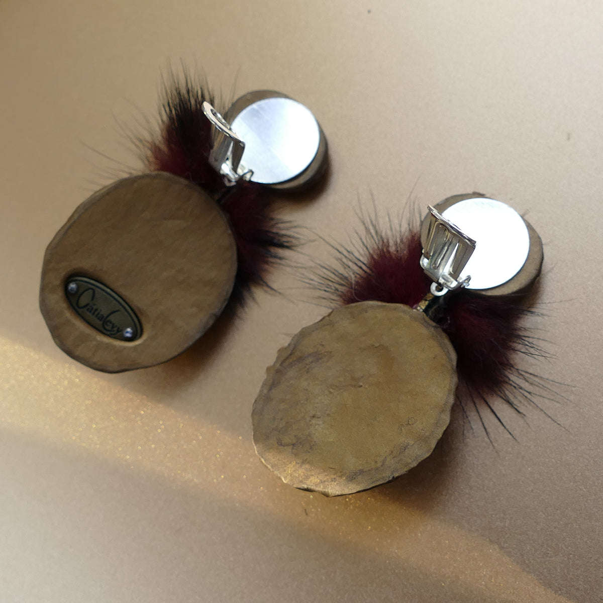 Das Erbe von Pará Ohrringe Ohrclips Gold-Bronze Farbe Mit Großer Grüne Kristall Und Braun Fell