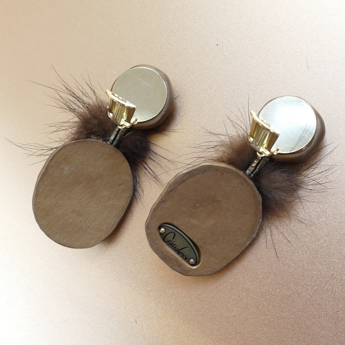 Das Erbe von Pará Ohrringe Ohrclips Gold-Bronze Farbe Mit Großer Grüne Kristall Und Braun Fell