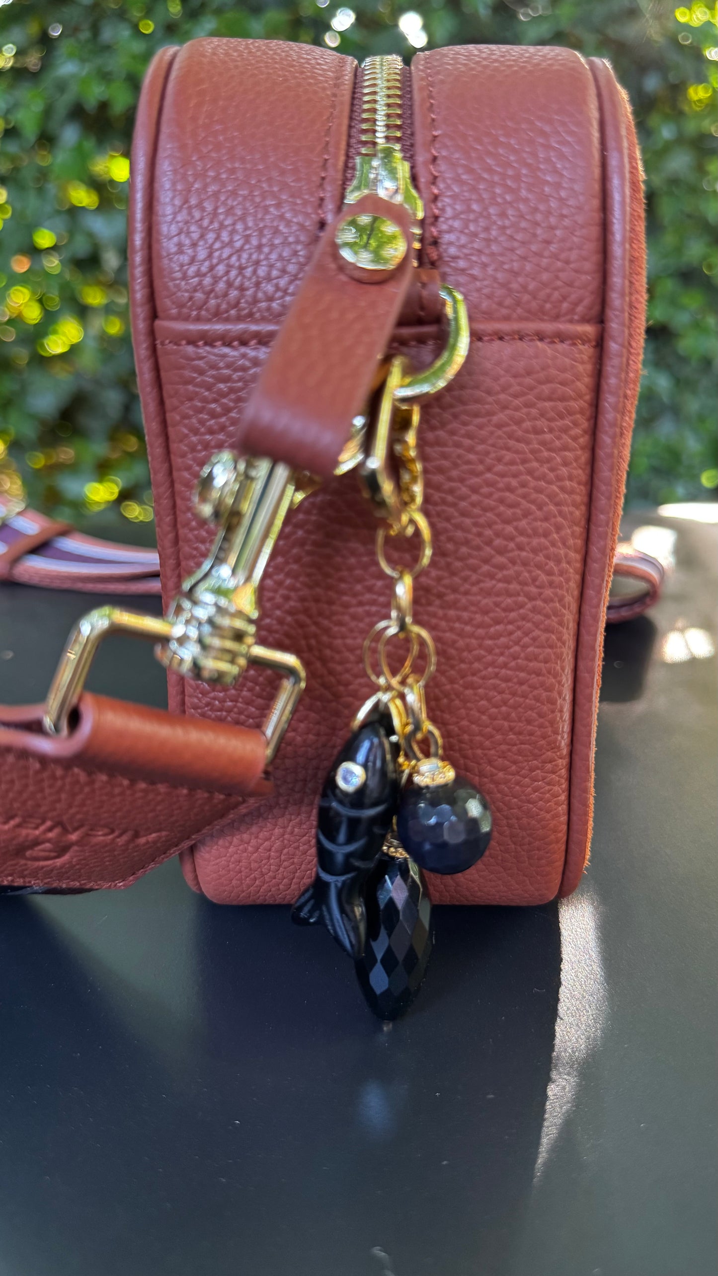 Cátia Levy Taschenanhänger Und Schlusselanhänger Gold Herz Mit Onyx Fisch Stein