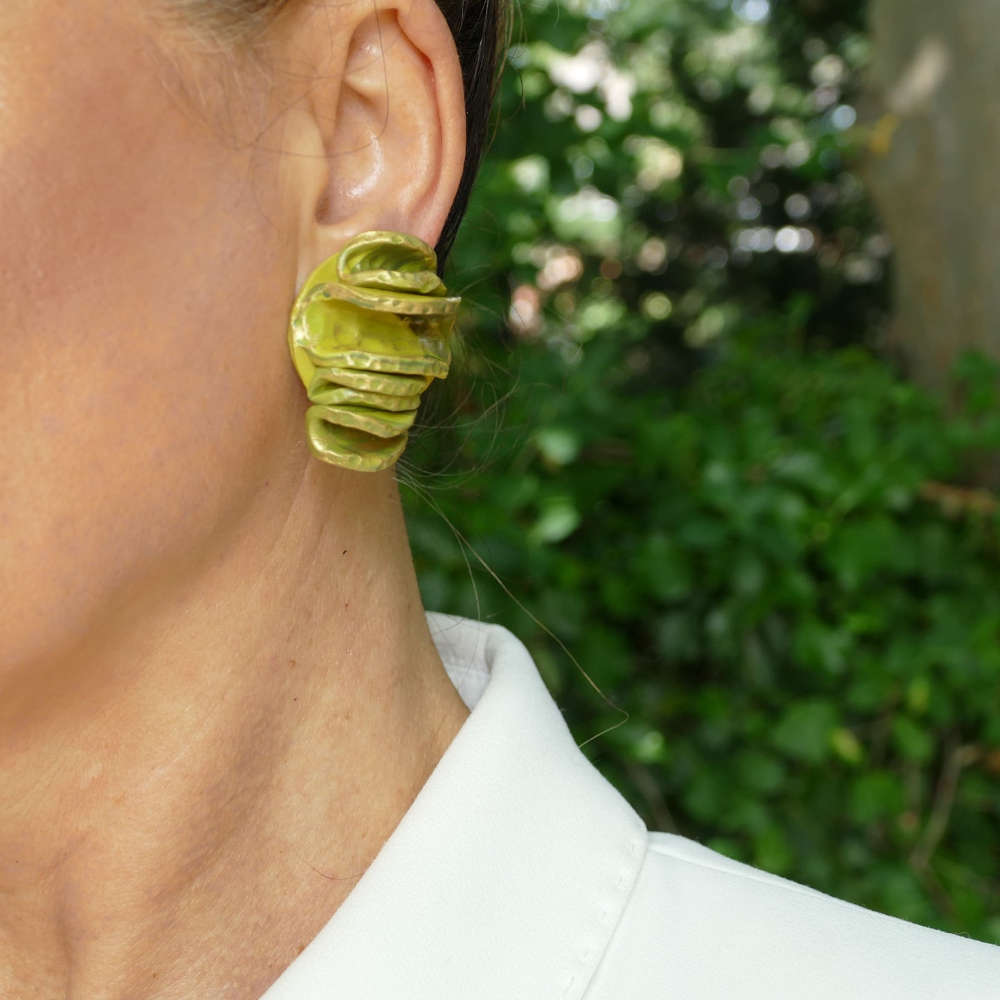 Contemporary Jewelry Ohrclips Gold-Matt Mit Olive-Grün Farbe