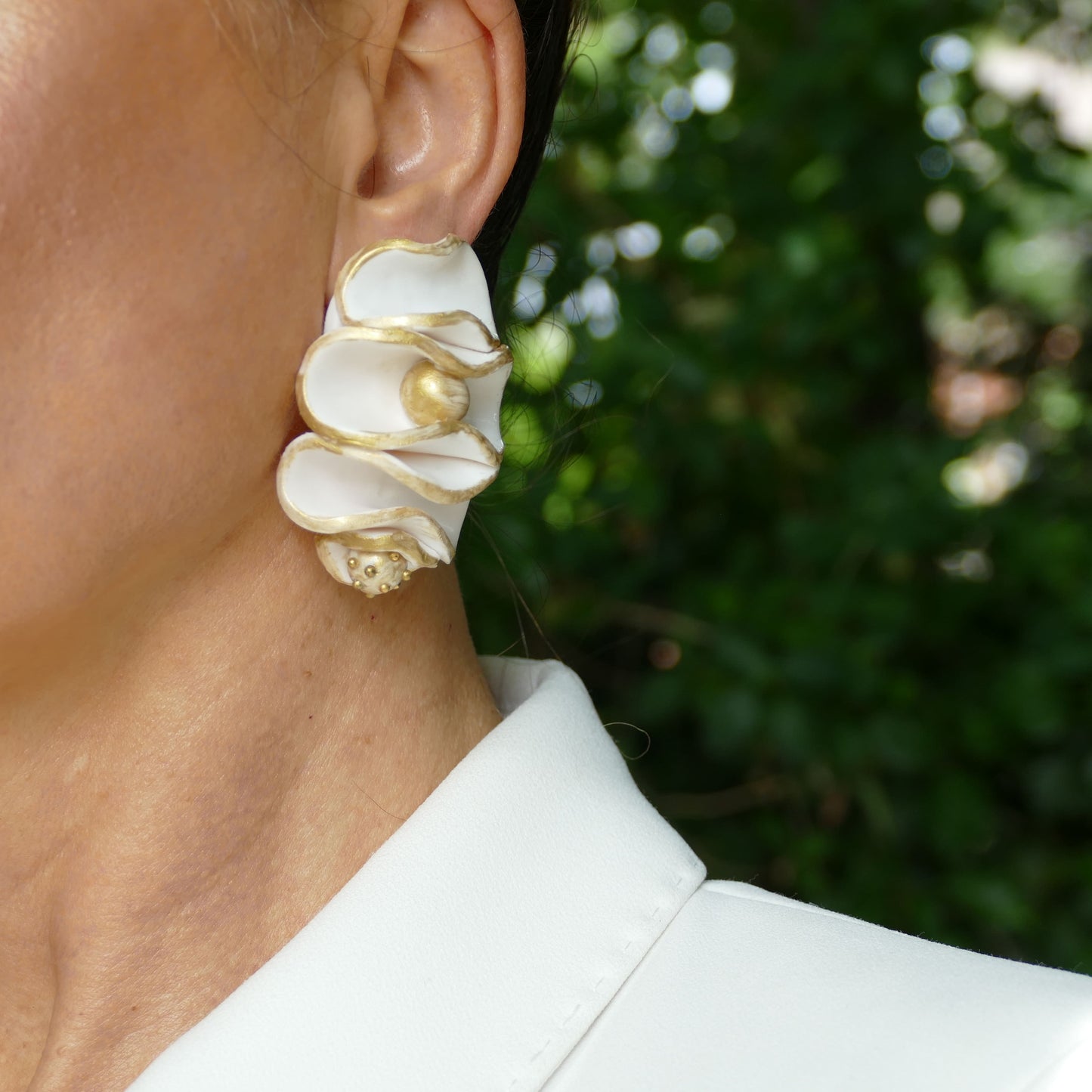 Coralina Contemporary Design Ohrclips Mit Weiß Und Gold Matt Art