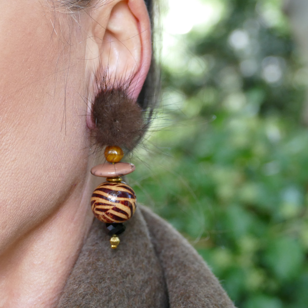 Statement Ohrclips Fell Pelz Bommel In Braun Farbe