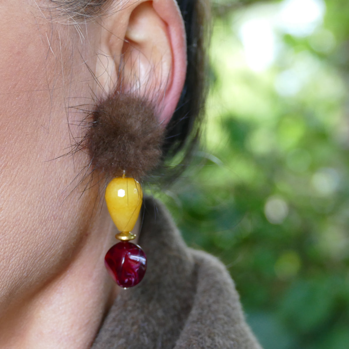 Petra Ohrclips in Braun Fell Pelz Mit Gelbe Jade Stein Und rot-Wein Perle