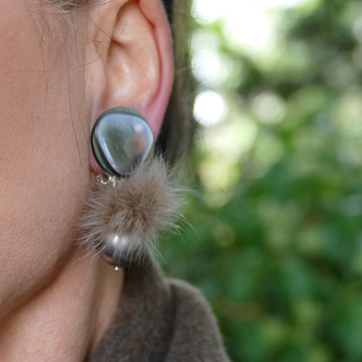 Elegante Perle Perlmutt Ohrclips Mit Beige Fell-Pelz Bommel